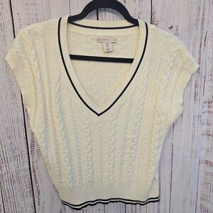 Women's cable knit sweater vest w/black trim